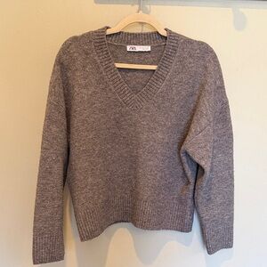 Zara Women's V-Neck Sweater in Gray